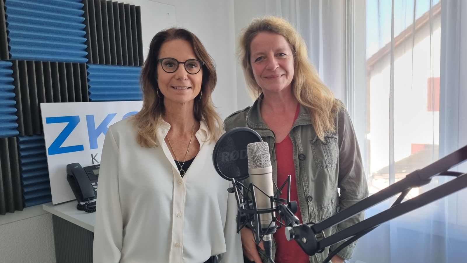 Dr. Katharina Albertin und Moderatorin Regula Sp&auml;ni bei der Podcast-Aufnahme.