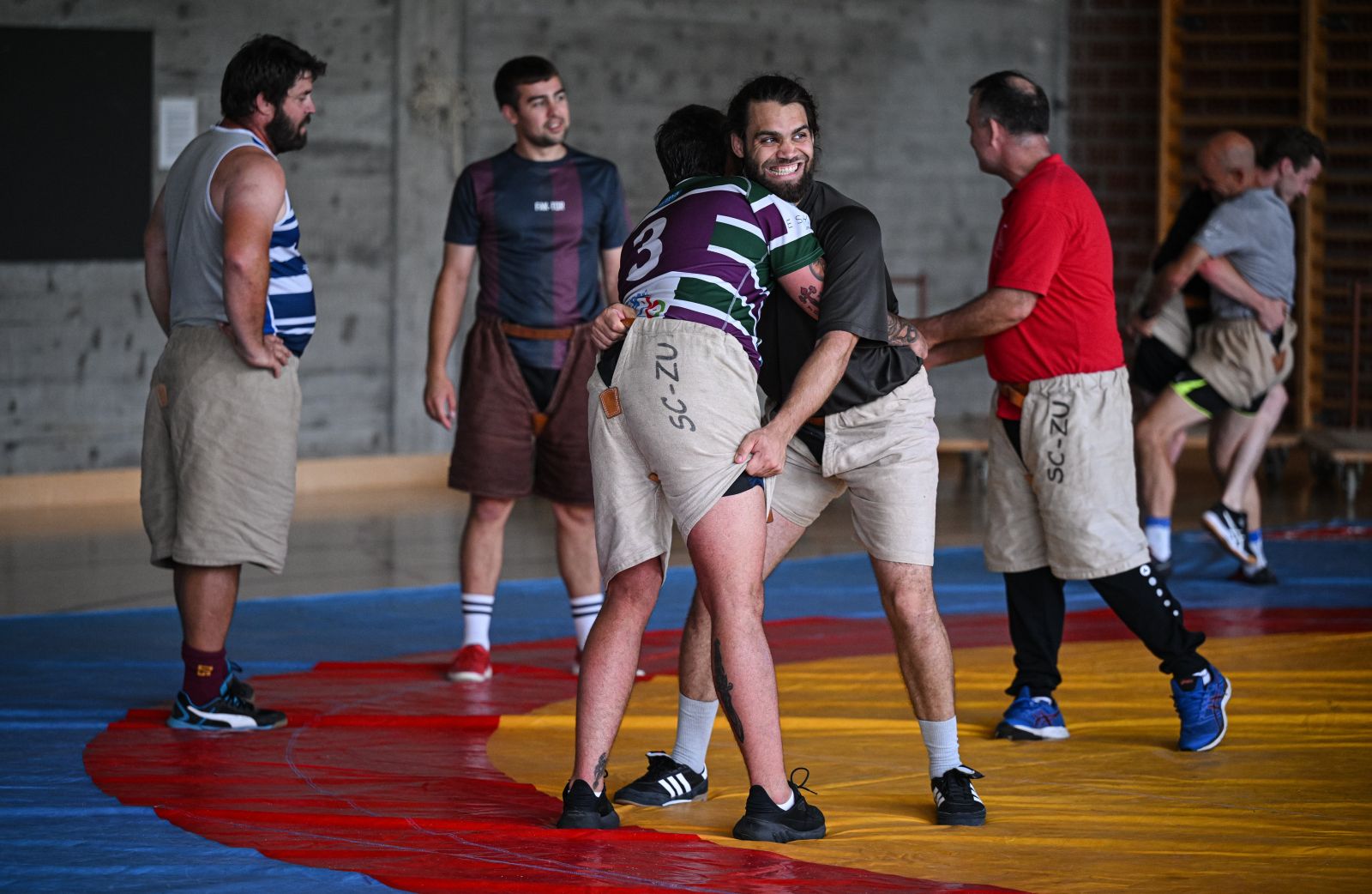 Die Rugbyspieler von Rugby Union Z&uuml;rich zeigten beim Schwingen vollen Einsatz. Foto: Markus Ulmer